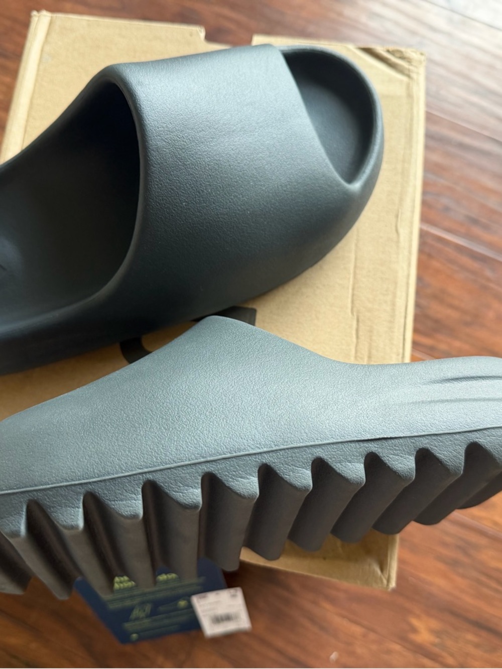 adidas Yeezy Slide Size 7 Dakony - Onyx - Picture 6 of 12